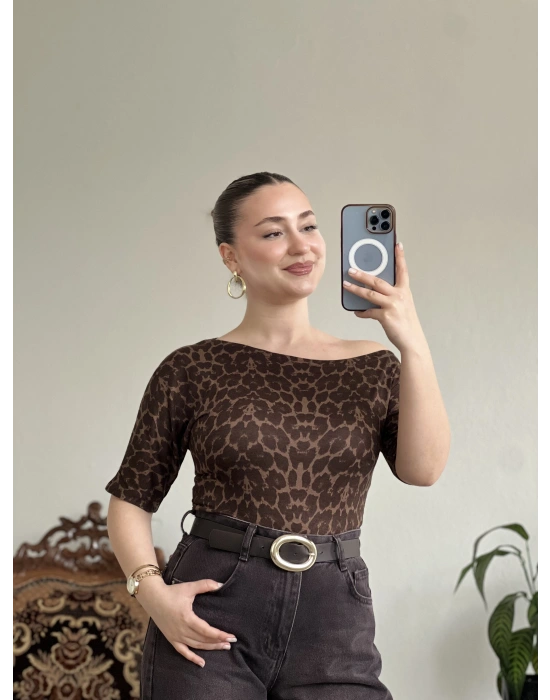 DÜŞÜK OMUZ YARIM KOL LEOPAR DESENLİ KAŞMİR BLUZ