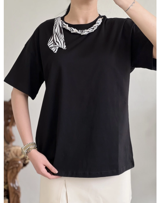 YAKA İNCİLİ FULARLI T-SHIRT