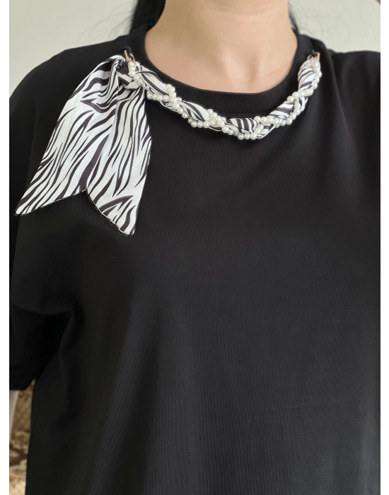 YAKA İNCİLİ FULARLI T-SHIRT