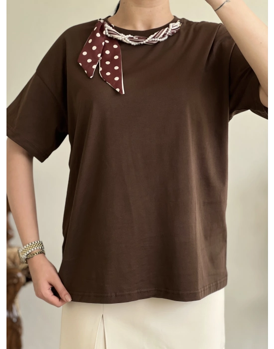 YAKA İNCİLİ FULARLI T-SHIRT