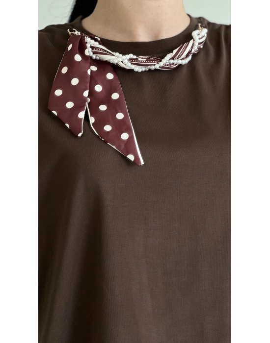 YAKA İNCİLİ FULARLI T-SHIRT