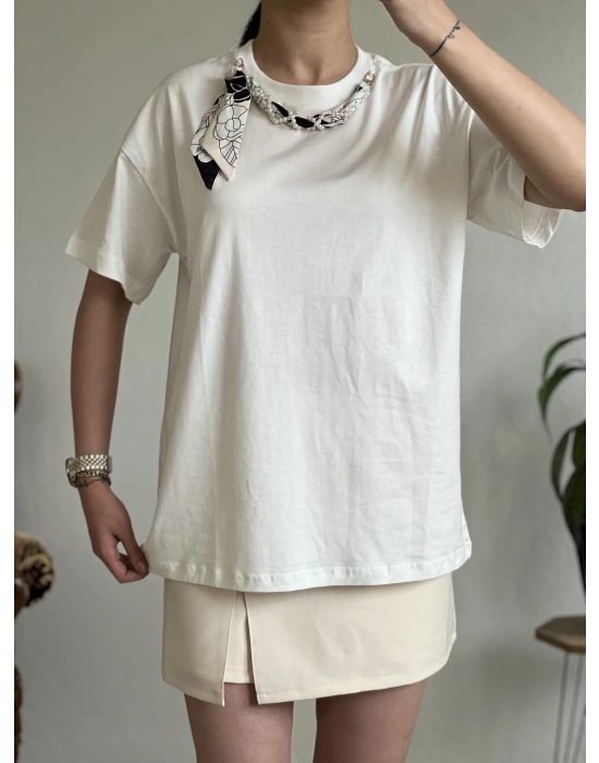 YAKA İNCİLİ FULARLI T-SHIRT