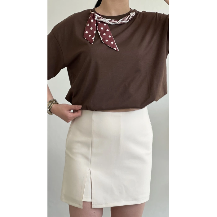 YAKA İNCİLİ FULARLI T-SHIRT