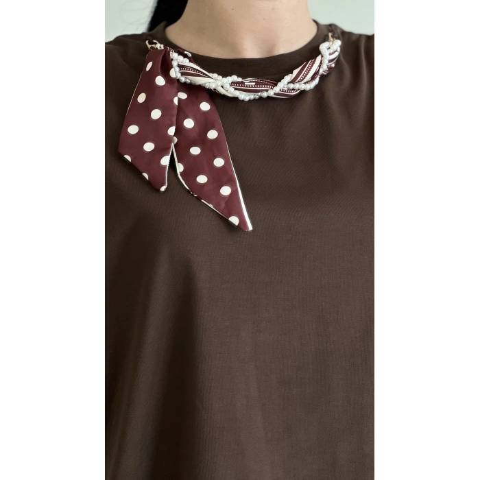YAKA İNCİLİ FULARLI T-SHIRT
