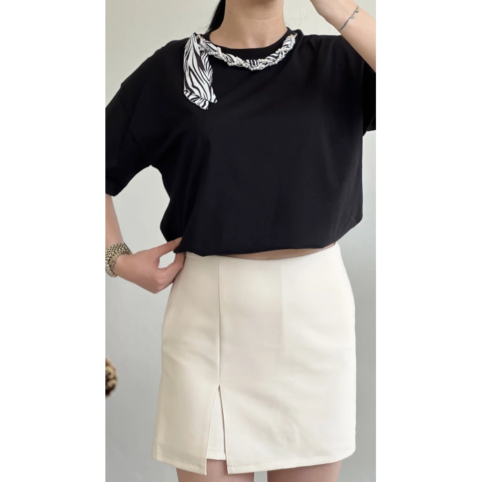 YAKA İNCİLİ FULARLI T-SHIRT
