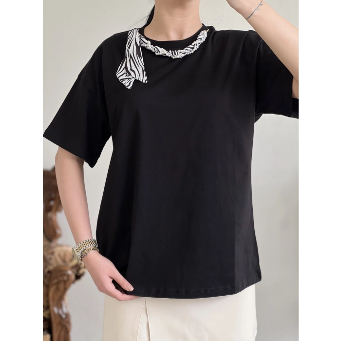 YAKA İNCİLİ FULARLI T-SHIRT