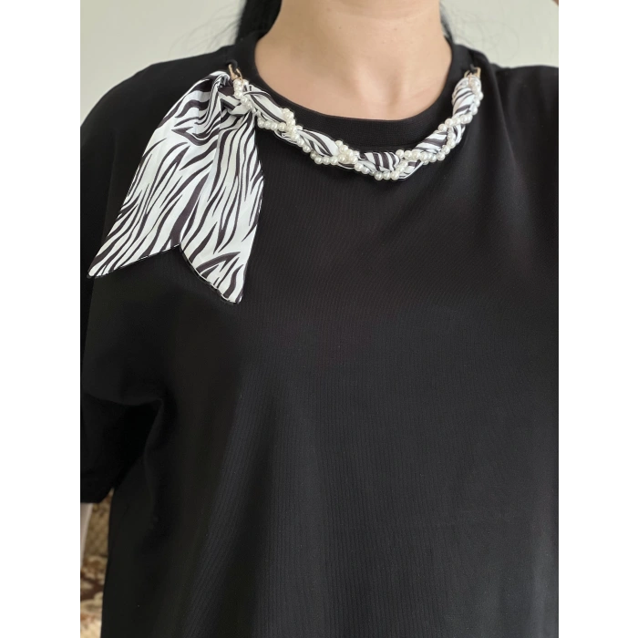 YAKA İNCİLİ FULARLI T-SHIRT
