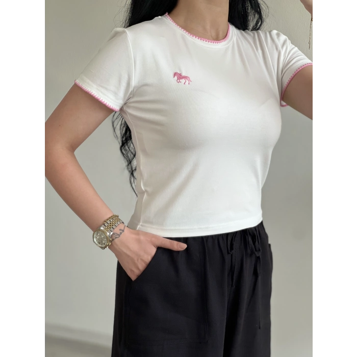 RENKLİ NAKIŞLI T-SHIRT