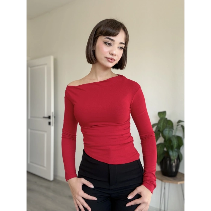 KAROL YANDAN BÜZGÜLÜ ASİMETRİK BLUZ