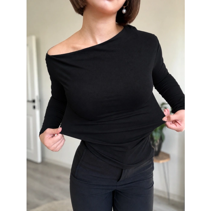 KAROL YANDAN BÜZGÜLÜ ASİMETRİK BLUZ