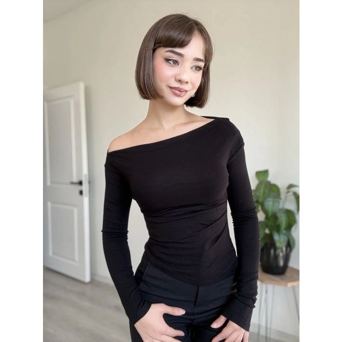 KAROL YANDAN BÜZGÜLÜ ASİMETRİK BLUZ