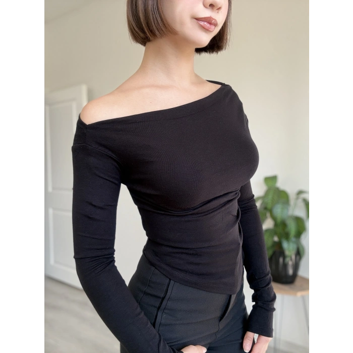 KAROL YANDAN BÜZGÜLÜ ASİMETRİK BLUZ