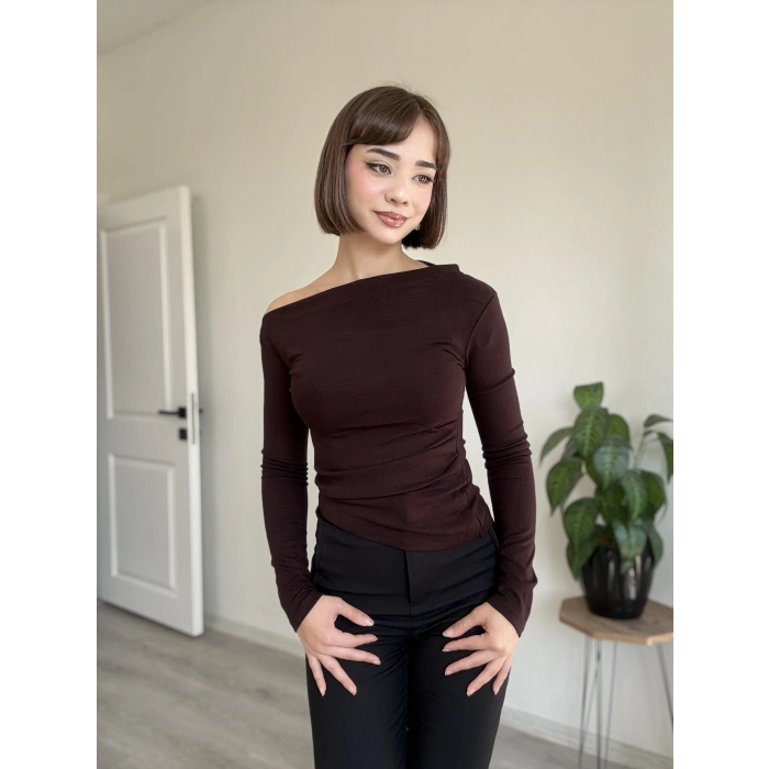 KAROL YANDAN BÜZGÜLÜ ASİMETRİK BLUZ