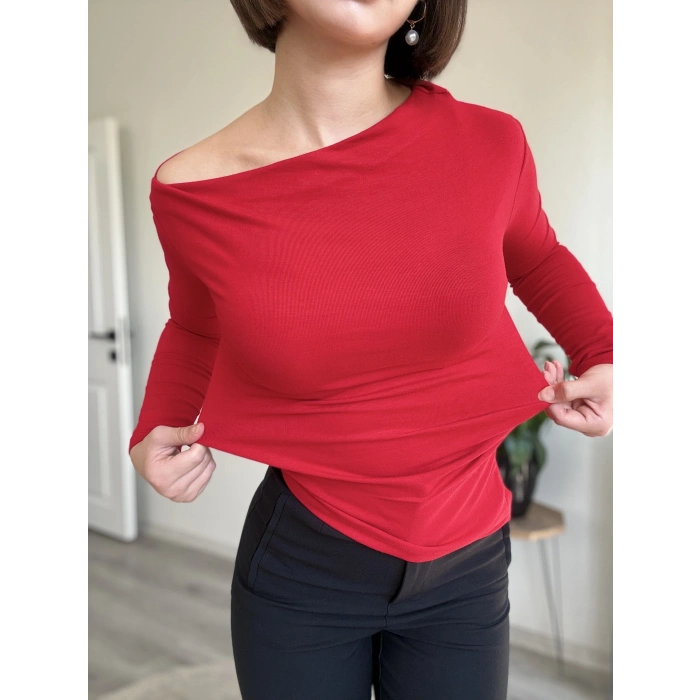 KAROL YANDAN BÜZGÜLÜ ASİMETRİK BLUZ