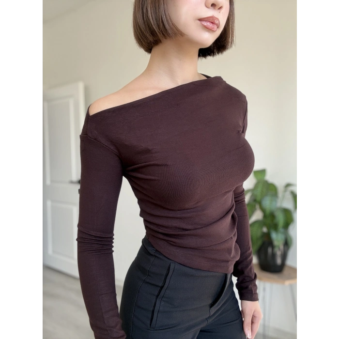 KAROL YANDAN BÜZGÜLÜ ASİMETRİK BLUZ