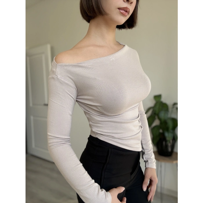 KAROL YANDAN BÜZGÜLÜ ASİMETRİK BLUZ