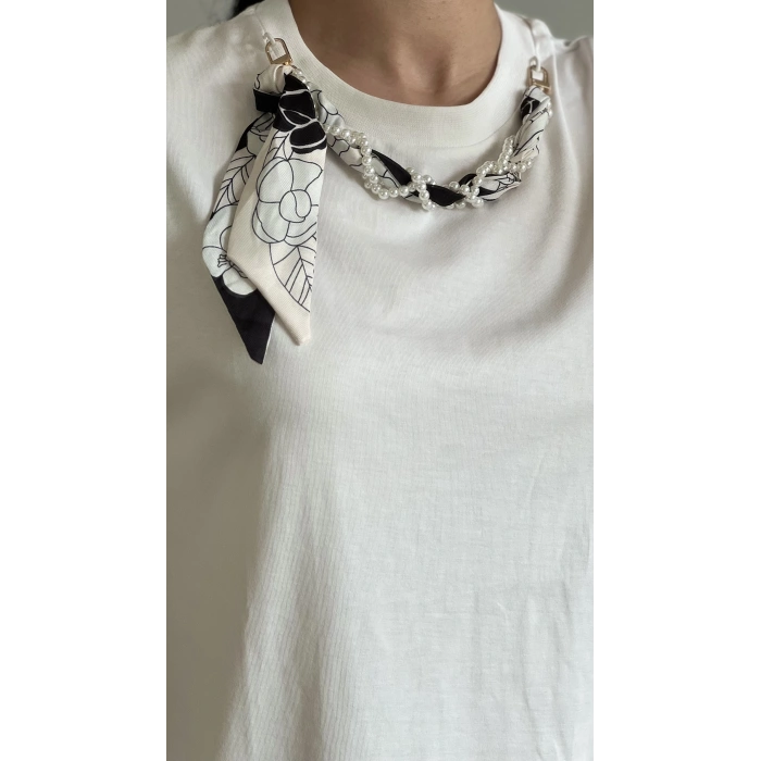 YAKA İNCİLİ FULARLI T-SHIRT