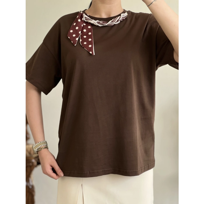 YAKA İNCİLİ FULARLI T-SHIRT