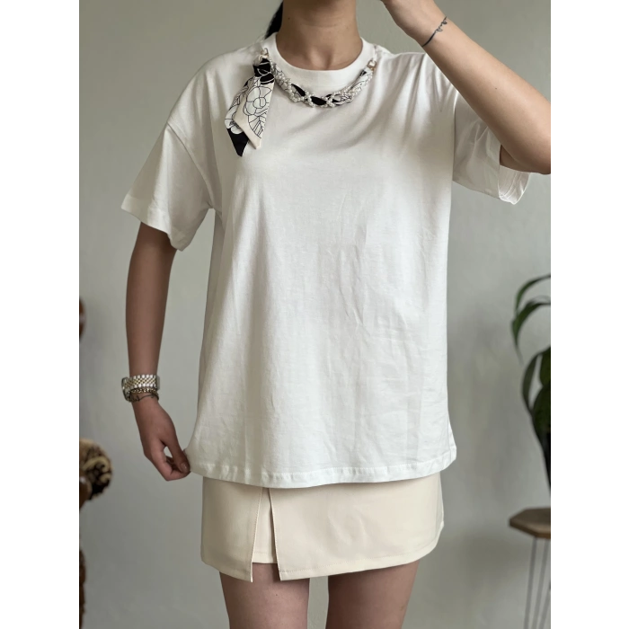 YAKA İNCİLİ FULARLI T-SHIRT