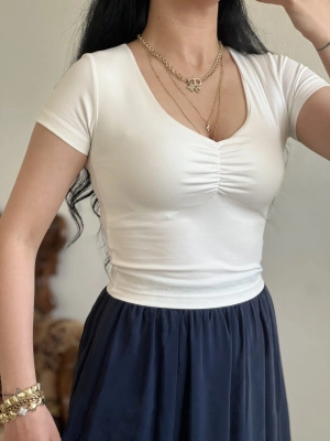 ÖN BÜZGÜLÜ V YAKA CROP