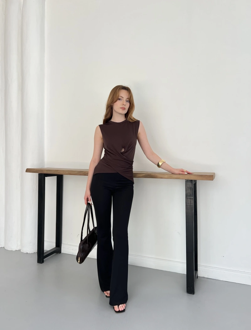 Bel Pencere Detaylı Bluz Kahve