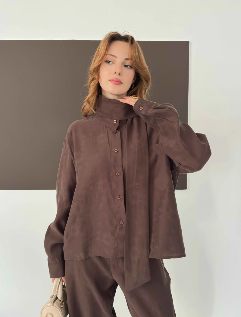 Fular Detaylı Gömlek-Pantolon Şık Takım Kahve