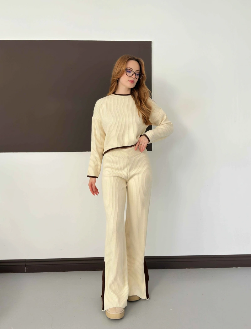Paçası Yırmaç Detaylı Fitilli Triko Takım Bej