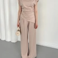 Omuz Vatkalı Asimetrik Kesim Takım Pudra