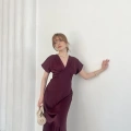 V Yaka Pileli Saten Midi Elbise Mürdüm