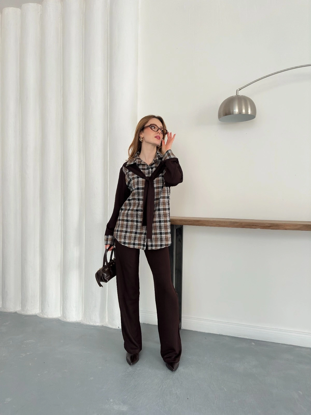 Ekose Detaylı Bağlama Yaka Pantolonlu Takım Kahve