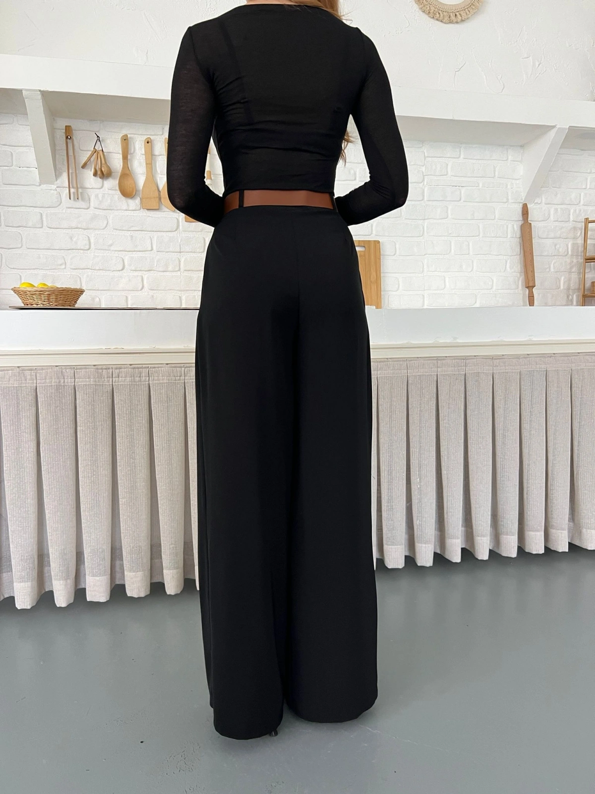 Pile Detaylı Kemerli Bol Paça Pantolon Siyah