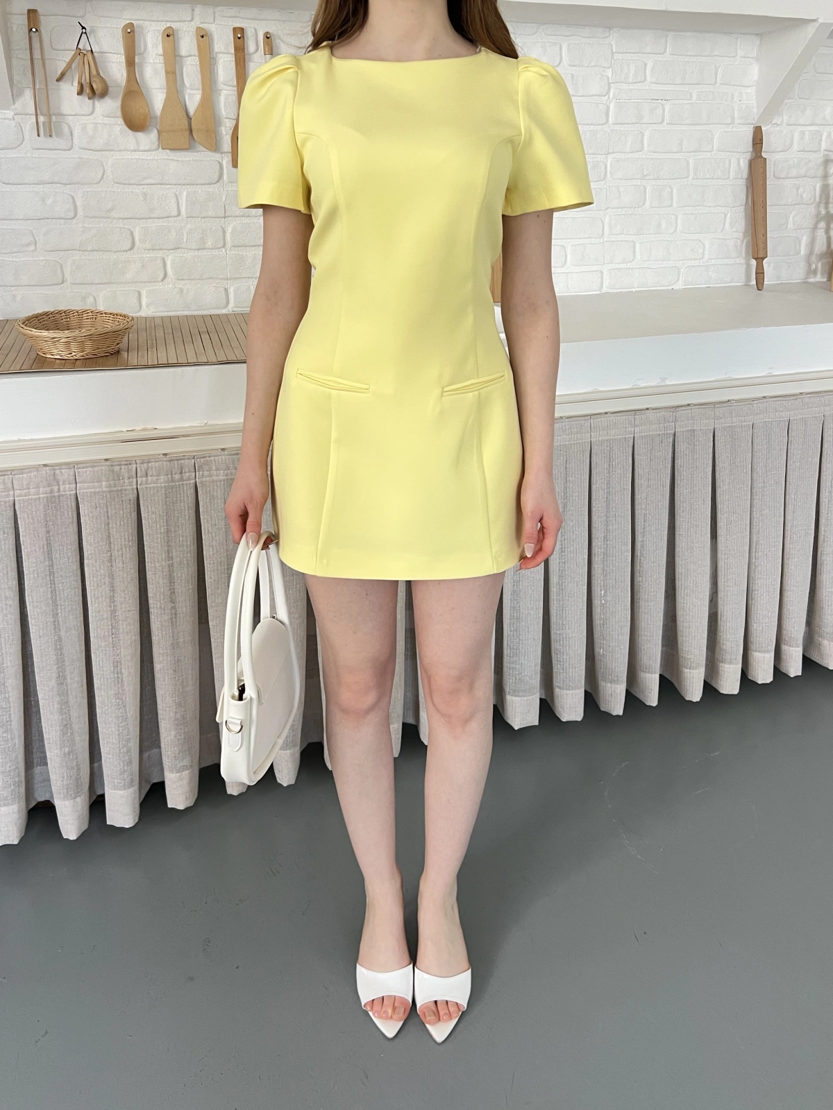 Minimal Çizgisi ve Modern Omuz Detaylı Mini Elbise Sarı