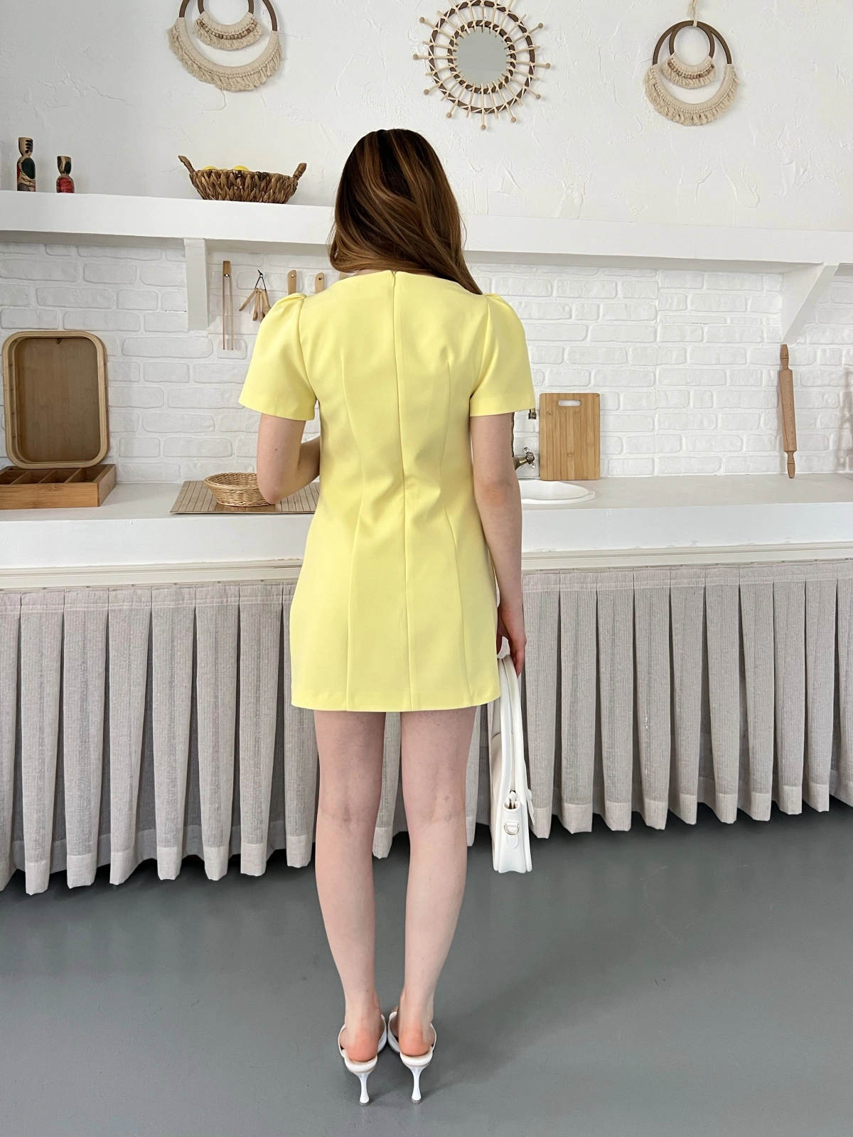 Minimal Çizgisi ve Modern Omuz Detaylı Mini Elbise Sarı