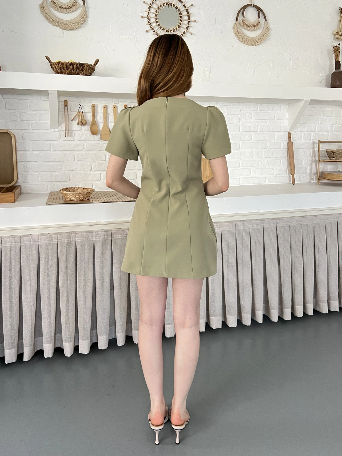 Minimal Çizgisi ve Modern Omuz Detaylı Mini Elbise Yeşil