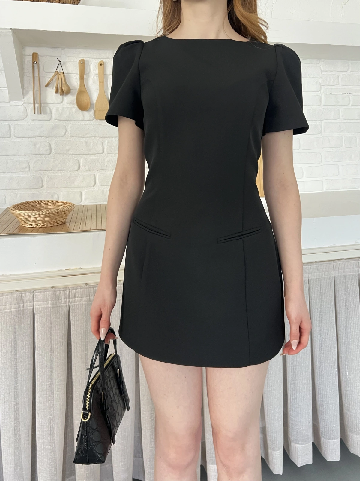 Minimal Çizgisi ve Modern Omuz Detaylı Mini Elbise Siyah
