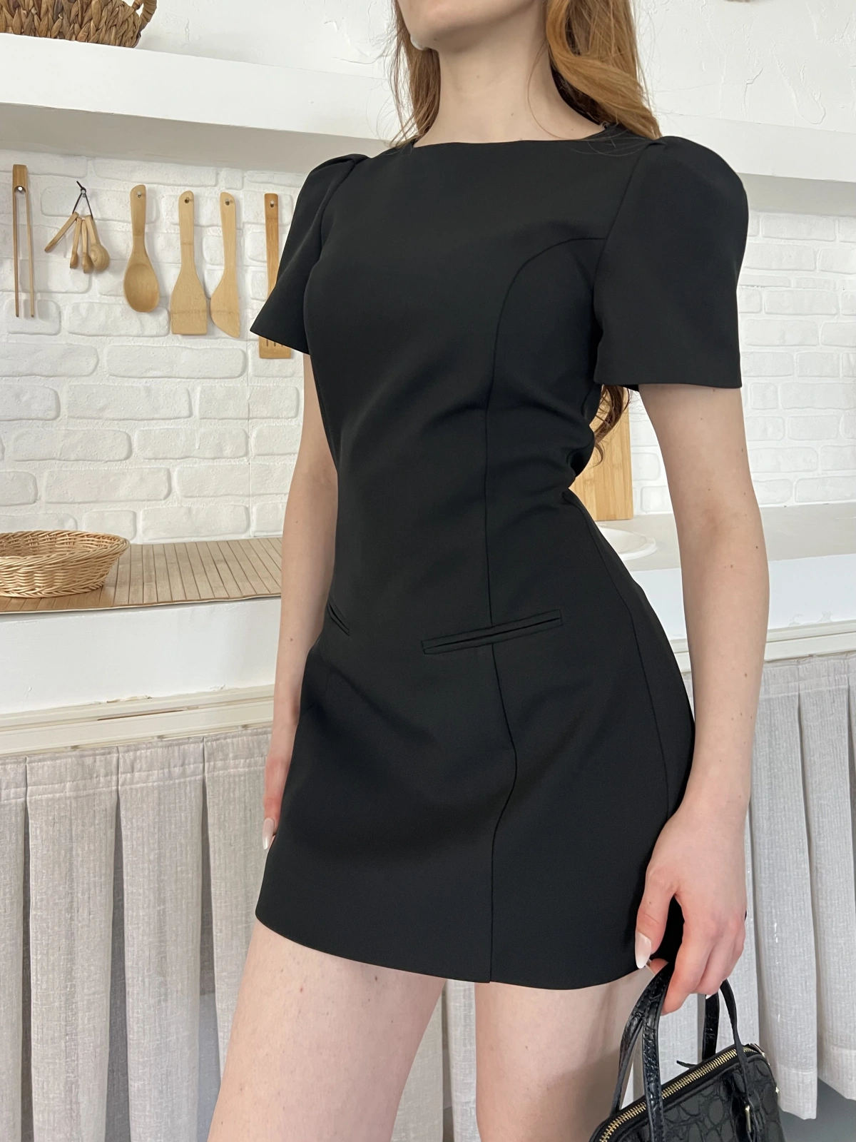 Minimal Çizgisi ve Modern Omuz Detaylı Mini Elbise Siyah
