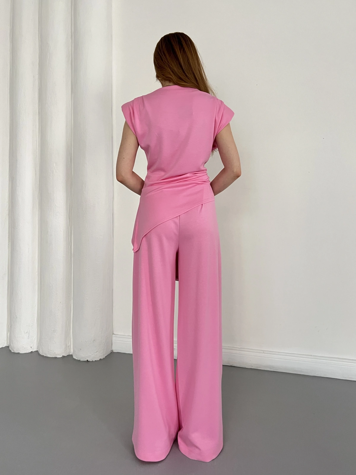 Omuz Vatkalı Asimetrik Kesim Takım Pembe