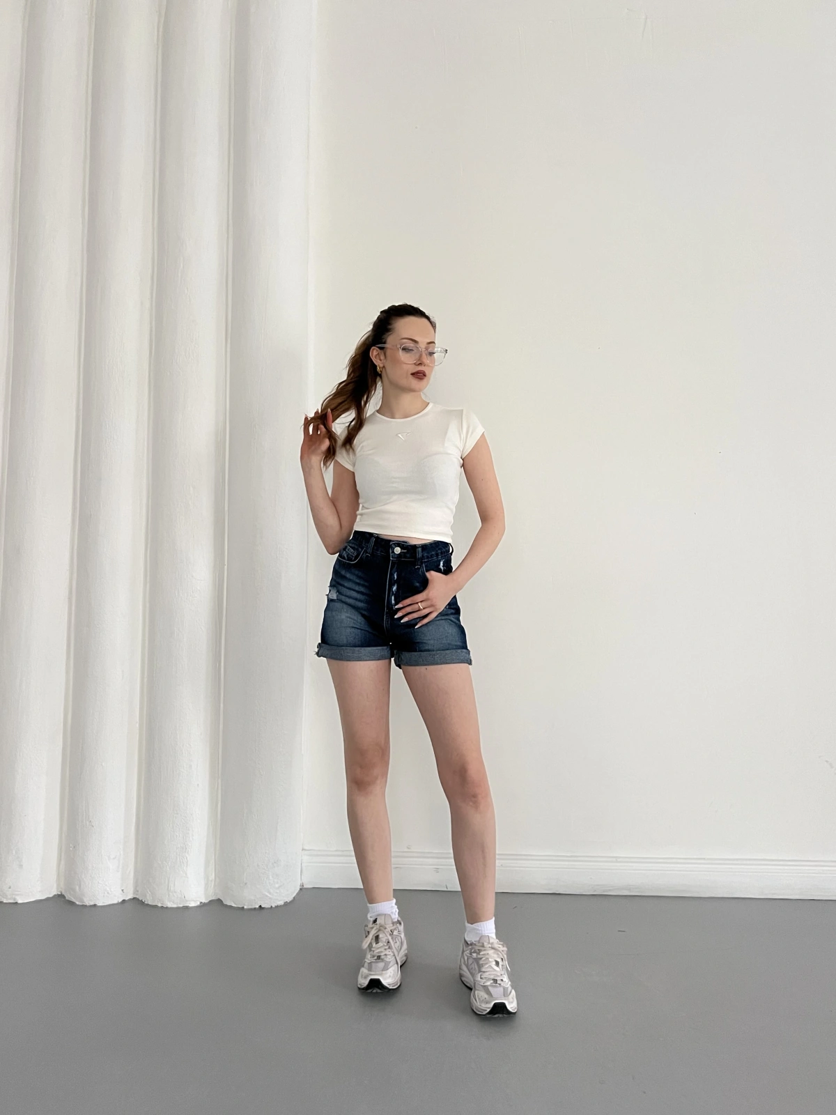 Yıkamalı Yırtık Desenli Denim Şort Lacivert
