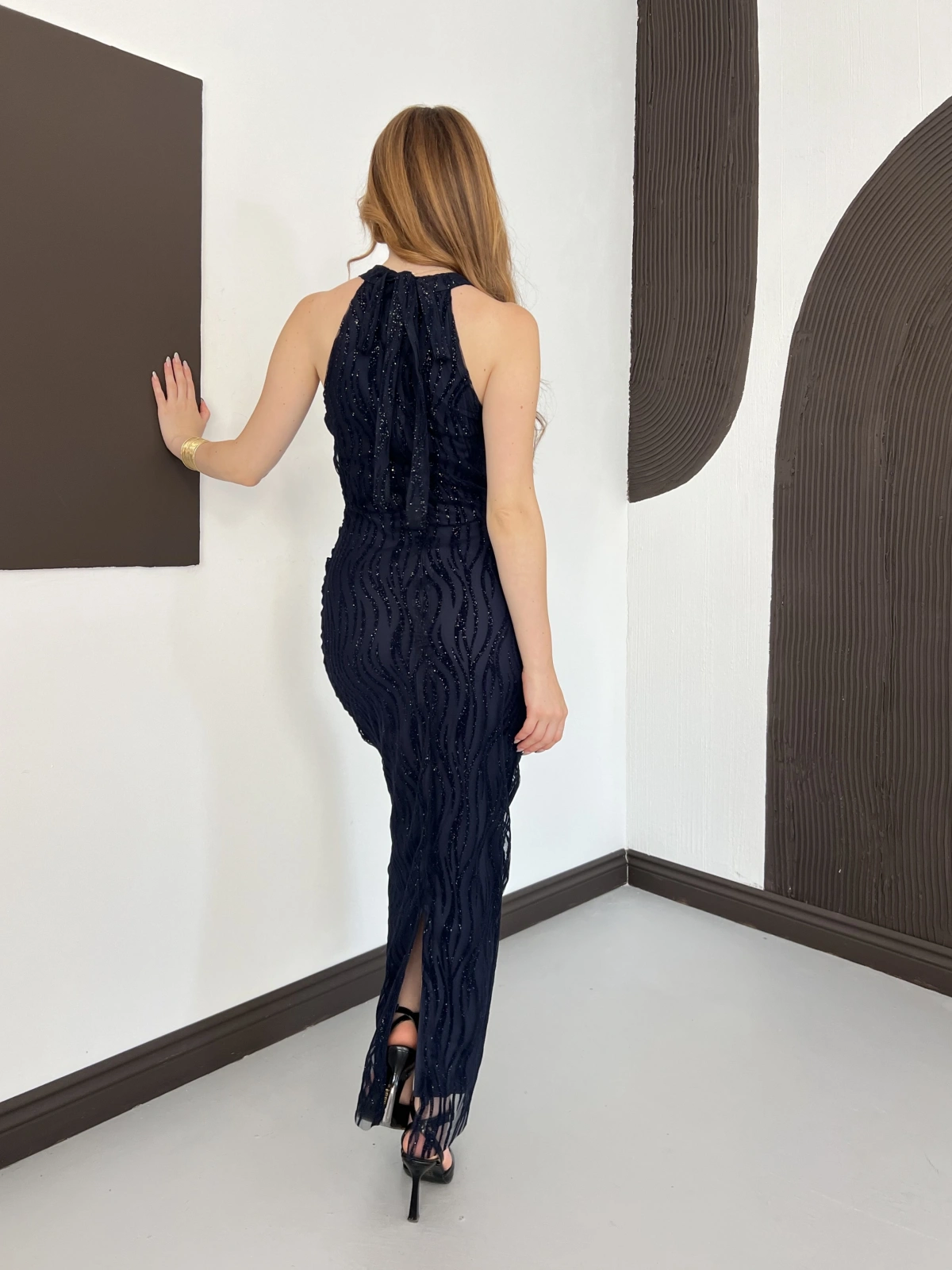 Bel Aksesuar Detaylı Halter Yaka Simli Elbise Lacivert