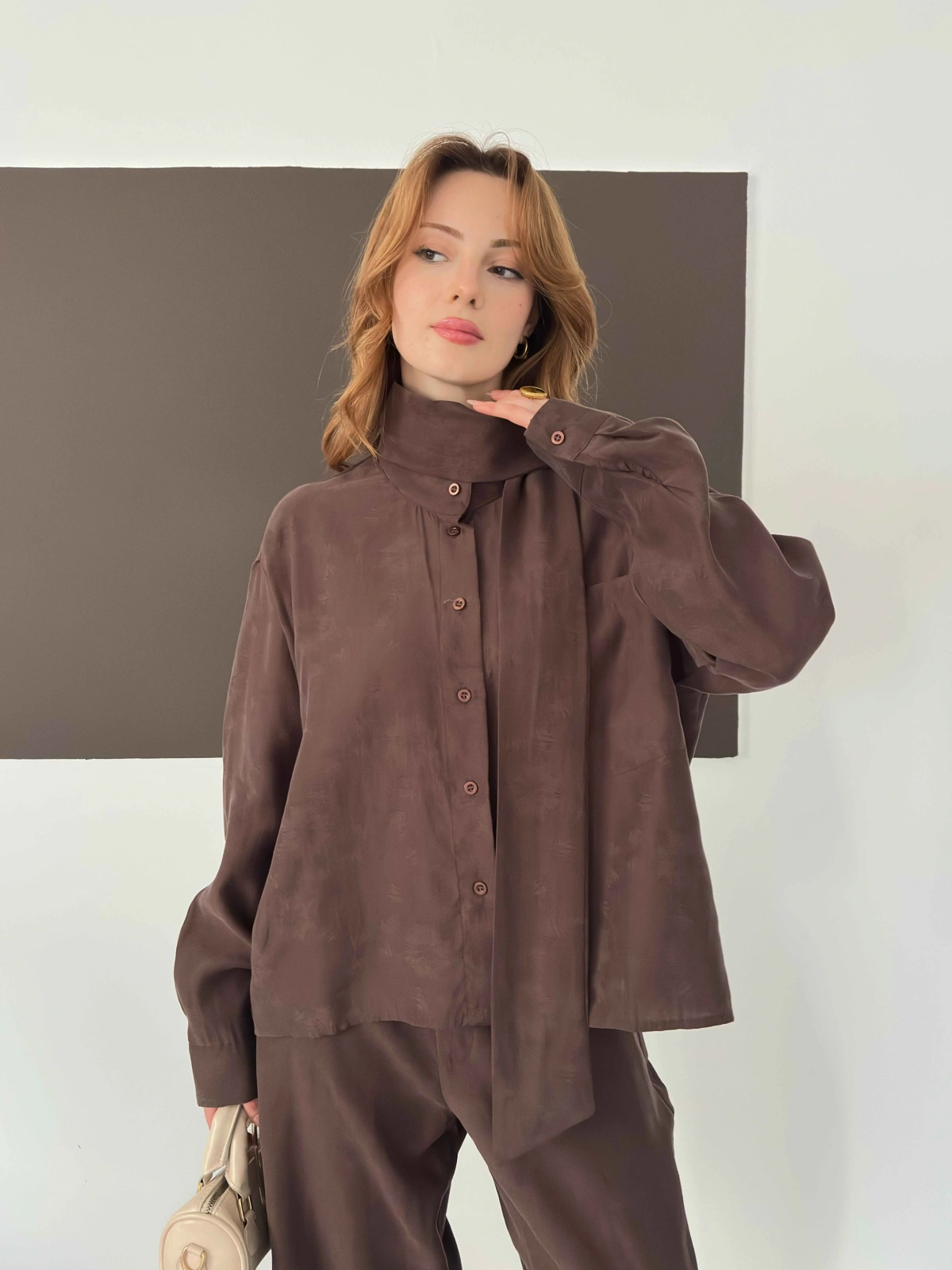 Fular Detaylı Gömlek-Pantolon Şık Takım Kahve