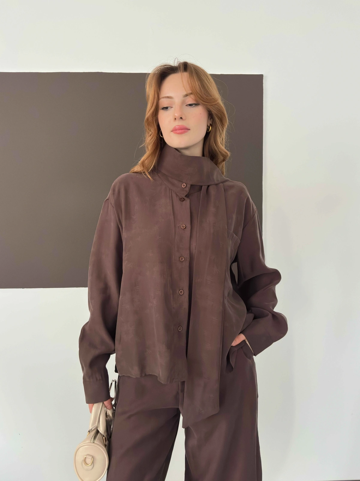 Fular Detaylı Gömlek-Pantolon Şık Takım Kahve