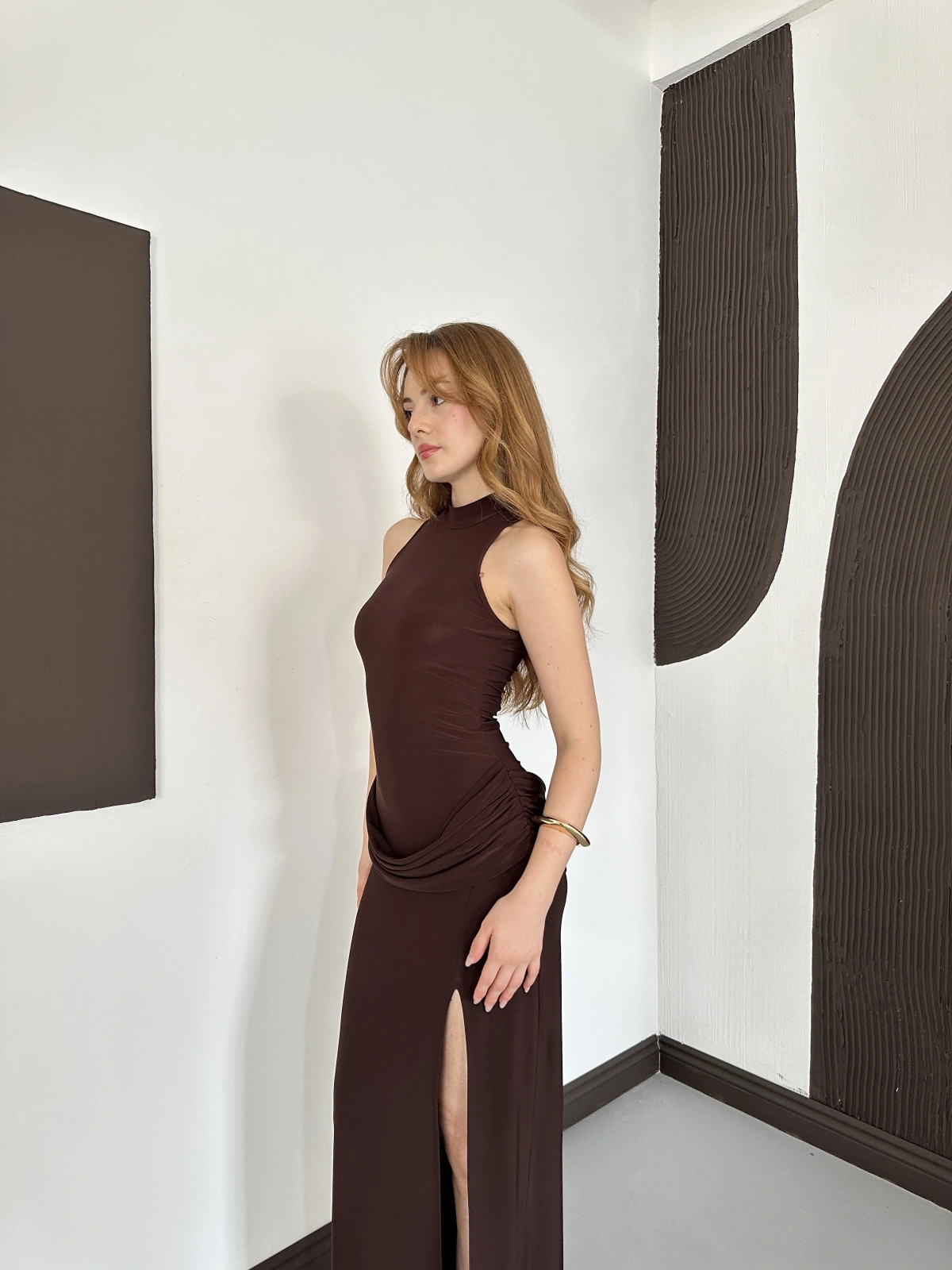 Halter Yaka Bel Detaylı Yırmaçlı Sandy Elbise Kahve
