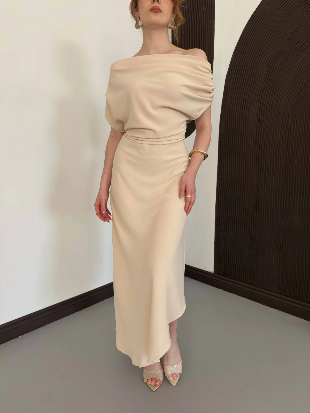 Omuz Büzgü Detay Uzun Elbise Bej