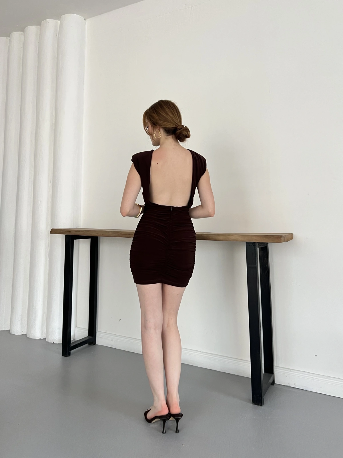 Omuz Vatkalı Drape Detaylı Mini Elbise Kahve