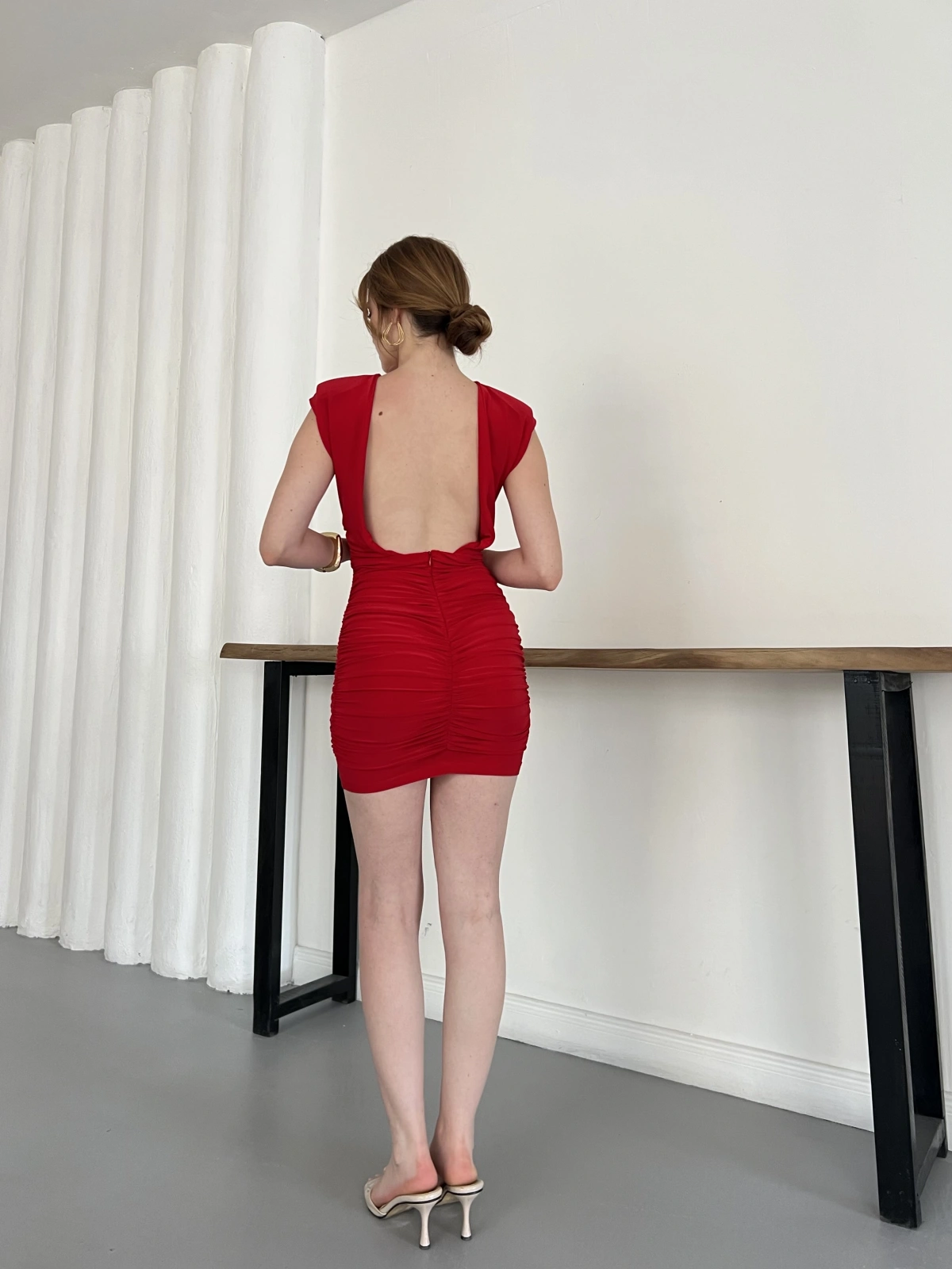 Omuz Vatkalı Drape Detaylı Mini Elbise Kırmızı