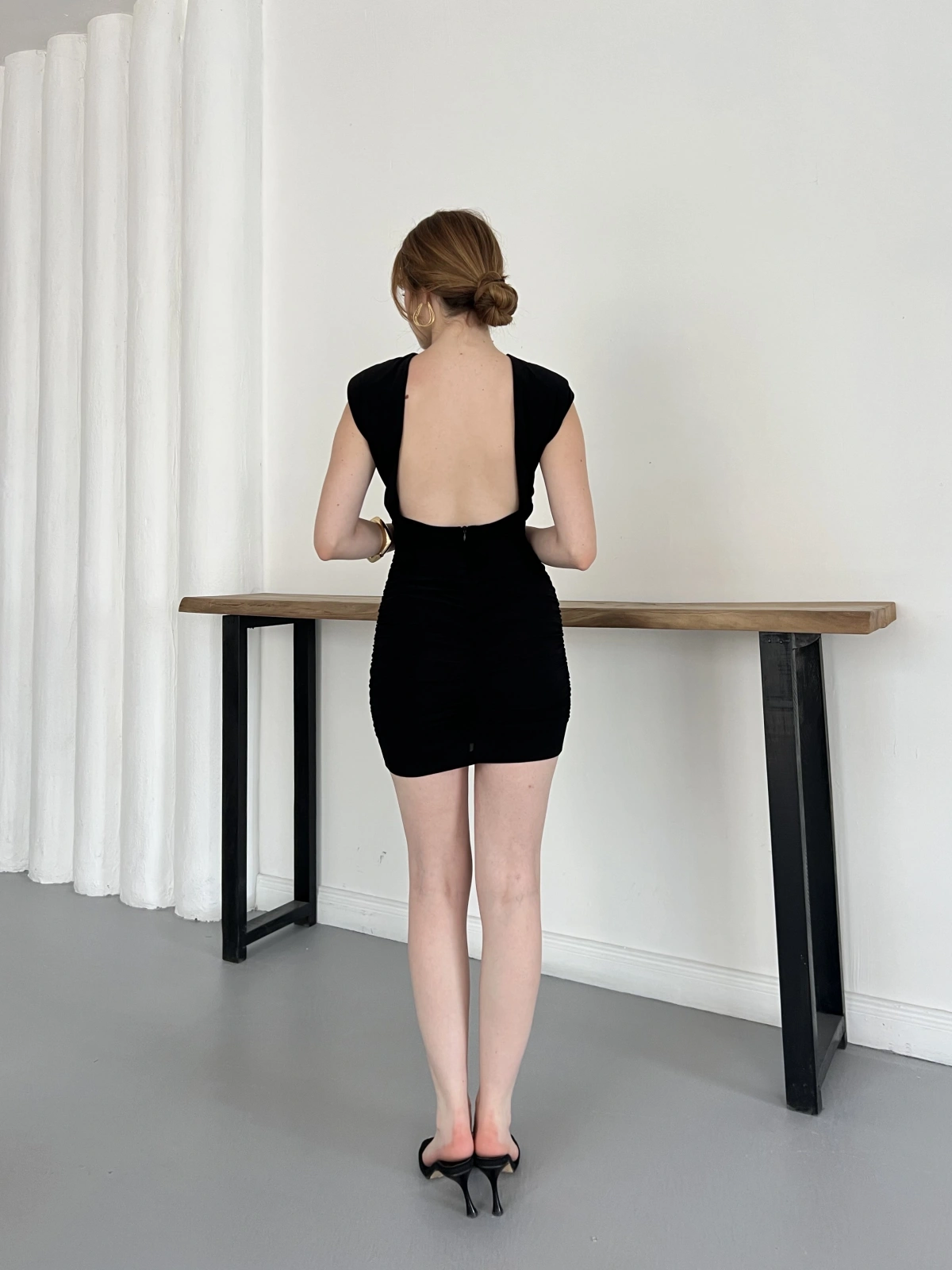 Omuz Vatkalı Drape Detaylı Mini Elbise Siyah
