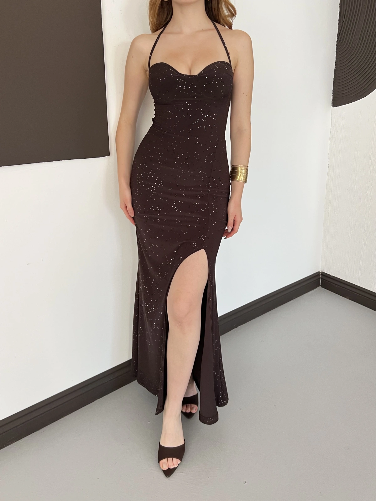 Sim Detaylı Askılı Yırmaçlı Gece Elbisesi Kahve