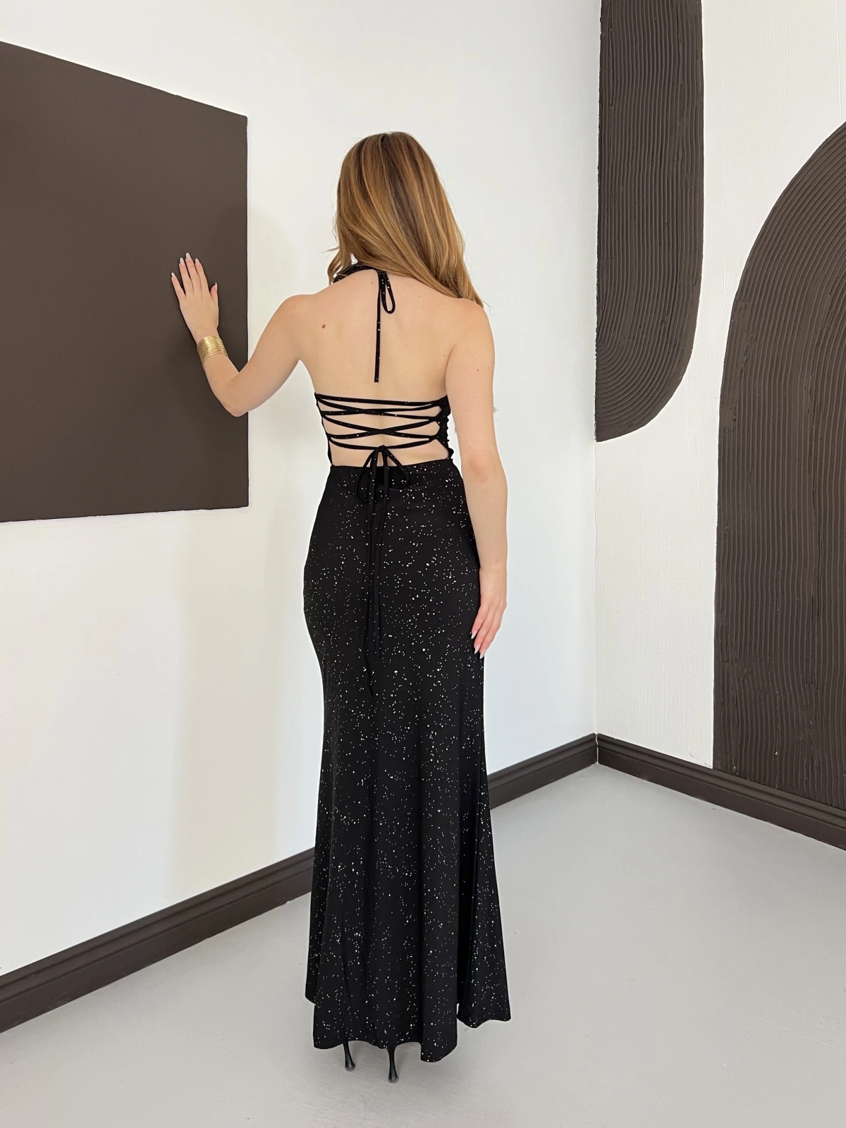 Sim Detaylı Askılı Yırmaçlı Gece Elbisesi Siyah
