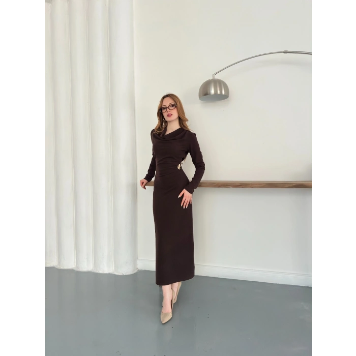Aksesuar Detaylı Uzun Kol Elbise Kahve