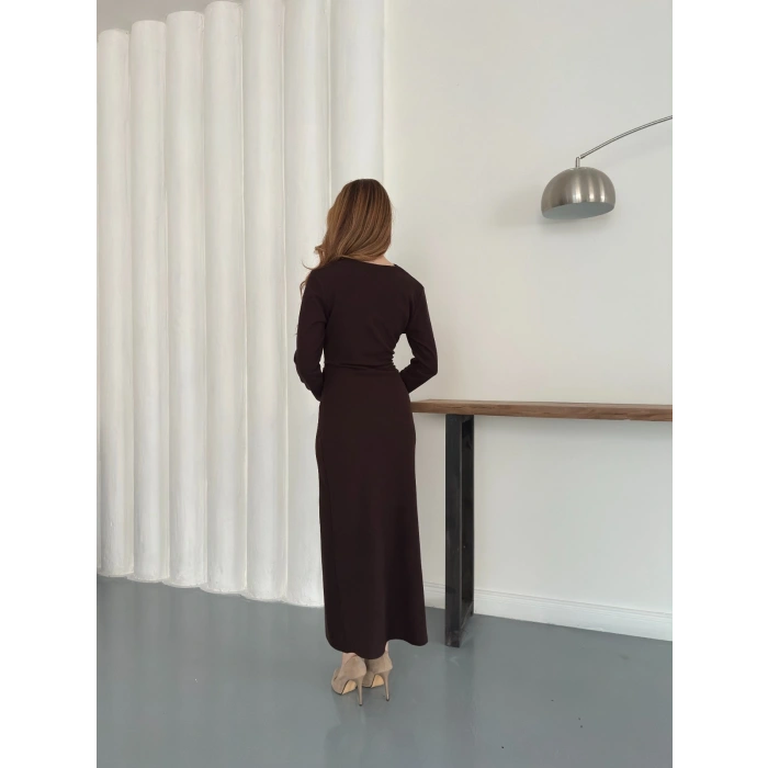 Aksesuar Detaylı Uzun Kol Elbise Kahve